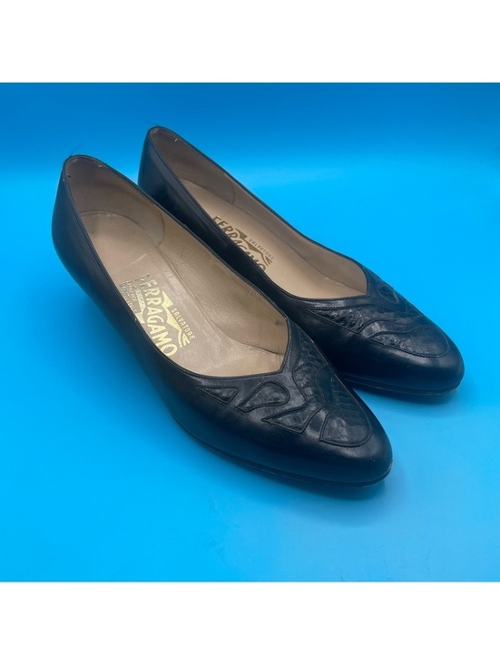 Salvatore Ferragamo Shoes - Salvatore Ferragamo black leather pumps